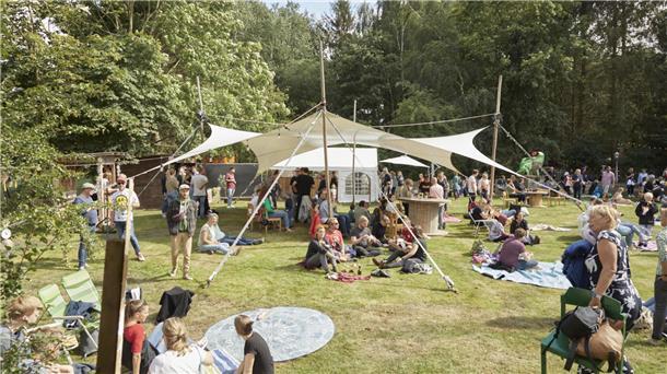 Festival „Für Hilde“ in Wohnste: Charmant, vielfältig und erstmals ausverkauft Das idyllisch gelegene und enorm liebevoll gestaltete Festivalgelände mitten im Grünen macht den besonderen "Für Hilde"-Charme mit aus.