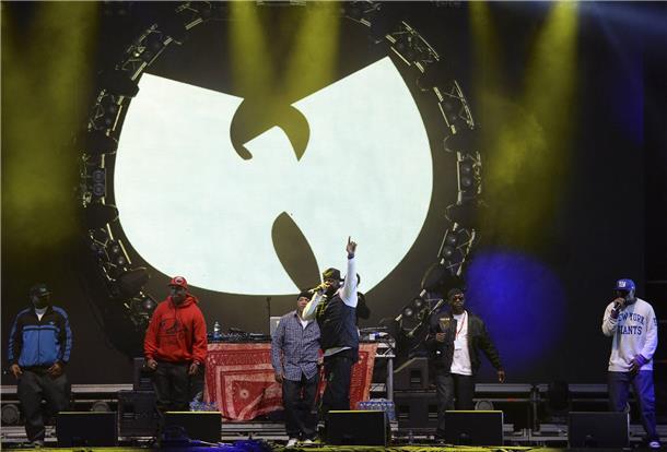 Musiker stehen auf der Bühne, im Hintergrund ist das ikonische Logo des Wu-Tang Clans zu sehen.  Der Wu-Tang Clan gilt als eine der einflussreichsten Hip-Hop-Gruppen der Welt. 2026 geht die Formation erneut auf Welttournee.