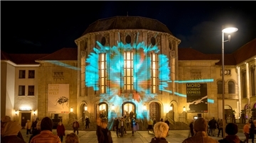 Das illuminierte Stadttheater. Foto: Masorat-f