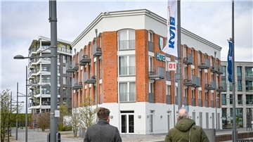 Das ‚Im Jaich‘-Hotel in Bremerhaven pflanzte früher für jeden Gast, der sein Zimmer nicht putzen lässt, einen Baum. Nun wächst dafür eine Blütenwiese beständig.