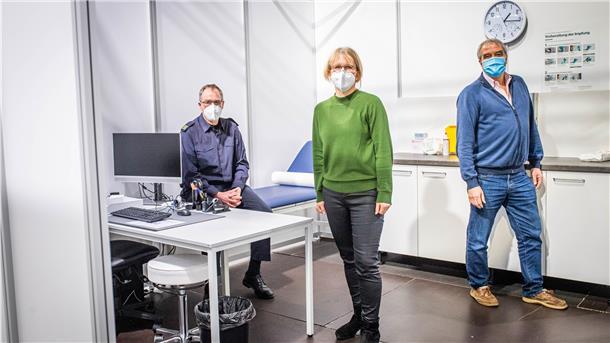 Bestnoten für Impfzentrum in Bremerhaven Das Impfzentrum der Stadt Bremerhaven in den Räumen der Stadthalle. Jens Cordes von der Feuerwehr (von links), Ärztin Dörte Beninga und ärztlicher Leiter Michael Holznagel. Foto: Hartmann