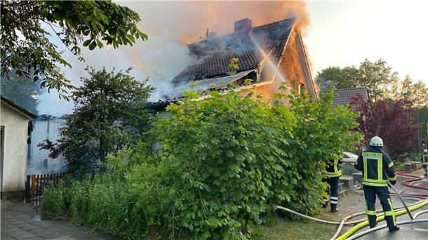 Das in Brand stehende Einfamilienhaus in Bademühlen