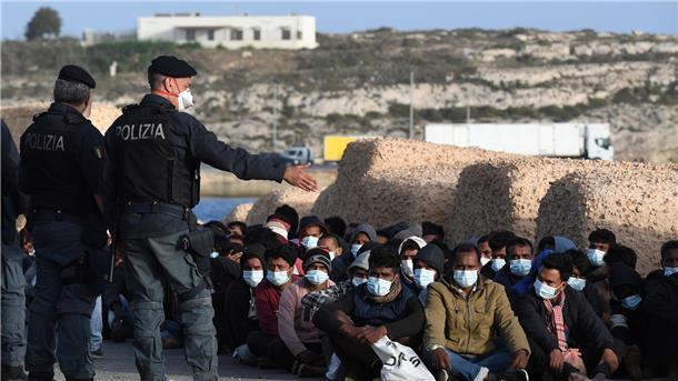 Knapp 1000 Bootsmigranten erreichen Lampedusa Das Innenministerium in Rom zählte in diesem Jahr bereits mehr als 28.000 Menschen, die auf Booten Italien erreichten (Archivbild).