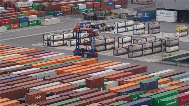 Prognose: Deutsche Wirtschaft schrumpft 2024 um 0,5 Prozent Das Institut der deutschen Wirtschaft rechnet im kommenden Jahr mit einem Rückgang des BIP.