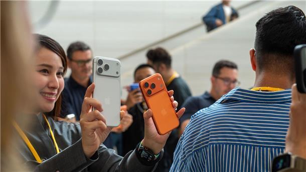 Apple erwartet Rekord-Weihnachtsgeschäft dank neuer iPhones Das iPhone Pro gibt es in diesem Jahr erstmals in der Farbe Orange.