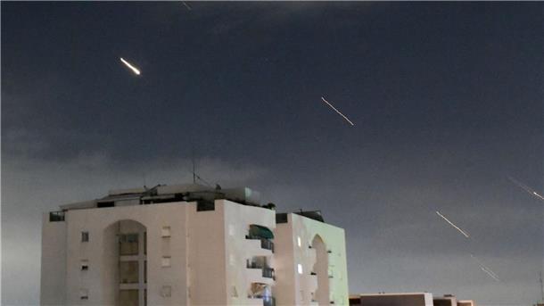 Nach Irans Großangriff: Schlägt Israel zurück? Das israelische Luftabwehrsystem „Iron Dome“ feuert, um vom Iran abgefeuerte Raketen abzufangen.
