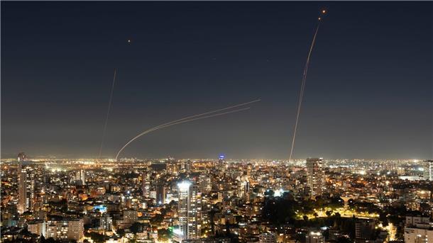 Das israelische Luftabwehrsystem Iron Dome versucht eine aus dem Gazastreifen abgefeuerte Rakete abzufangen.