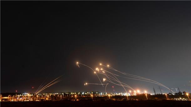Israel und Islamischer Dschihad: Kämpfe dauern an Das israelische Raketenabwehrsystem Iron Dome feuert Abfangraketen auf Raketen aus dem Gazastreifen ab.