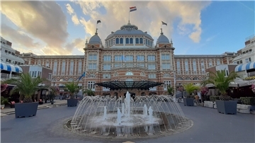 Kurhotel von Scheveningen mit einem Springbrunnen davor