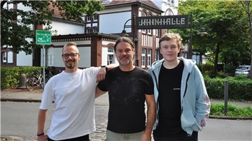 Bild von Dennis Eickermann, Sven Lüdke und Jonte Wiemers vor der Nordenhamer Jahnhalle