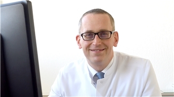 Das ist der neue Chefarzt der Hautklinik im Klinikum Reinkenheide, Dr. Michael Sachse. Er warnt, dass alte Sonnencreme krebserregend sein könnte. Jedes Jahr daher lieber eine neue Flasche kaufen.