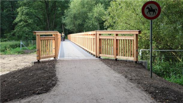 Heidjerbrücke ist fertig: Radler und Fußgänger kommen wieder über die Oste Das Foto zeigt die neue Brücke.