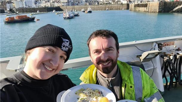 Meeresschützer auf der „John Paul DeJoria“: Tine will wieder kommen Das ist ein Foto von meinem Buddy Michael und mir beim Mittagessen draußen an Deck.