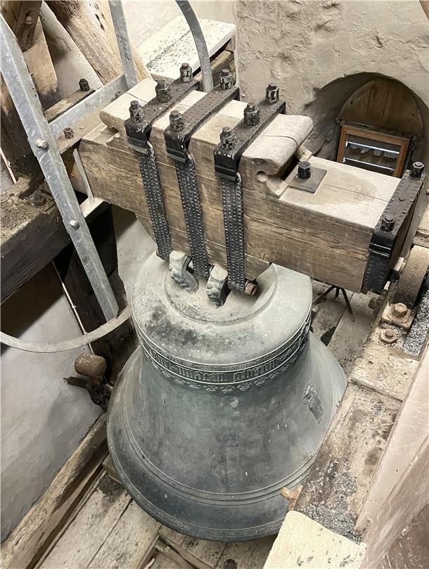 Hoch hinaus für den Artenschutz: Weshalb dieser Mann ständig Kirchtürme besteigt Das ist eine der mächtigen Glocken, die im Turm der St.-Petri-Kirche läuten.