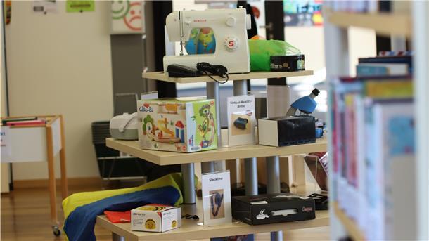 Das ist neu in Tarmstedt: Die Schul- und Samtgemeindebücherei verleiht neben Büchern, CDs, DVDs und Spielen auch Dinge. Wer will, kann sich jetzt auch Ukulele, Nähmaschine und Spielzeug für drinnen und draußen ausleihen.