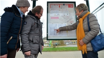 Das ist nicht das, was sich die Fahrgäste wünschen. Kerstin und Patrick von Twistern (von links) und Barbara Niess zeigen sich enttäuscht angesichts der bevorstehenden Fahrplanänderungen der Linie 525.