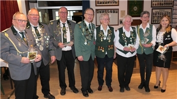 Kaiser- und Königshaus: Reiner Meinen, Holger von Seggern, Lenert Tapken, Kaiserpaar Henning Belitz und Christa Ramke, Edeltraud Moltz, Hiltrud Henke sowie Kjara Piertz.