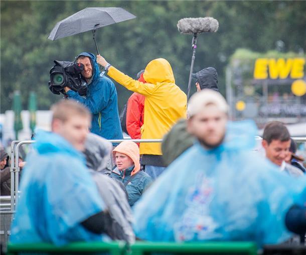 Deichbrand 2023 ertrinkt: REGEN und SCHLAMM ohne Ende (Fotos) Das Kamerateam versuchte die Regenschauer abzuwehren.