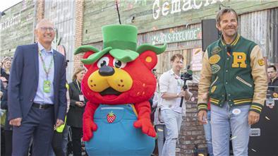 Das Karls Erlebnis-Erlebnis Dorf wurde feierlich eröffnet. Robert Dahl (r.), Karlchen und der Bürgermeister von Loxstedt, Detlef Wellbrock führen die ersten Gäste durch das Erdbeerparadies.