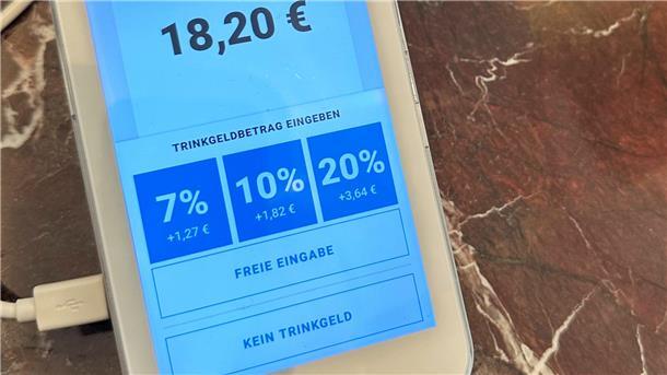 Der Trick mit dem Anstupsen: Veränderungen beim Trinkgeld haben auch Tücken Das Kartelesegerät bietet mehrere Optionen für das Trinkgeld. Solche Geräte sind zunehmend auch in Deutschland im Einsatz. Für Kunden ein zweischneidiges Schwert, sagen Fachleute.Tholl/dpa