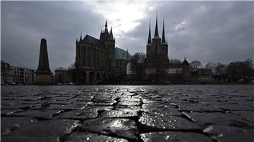 Das katholische Mariendom und der Severikirche auf dem Domplatz in Erfurt.