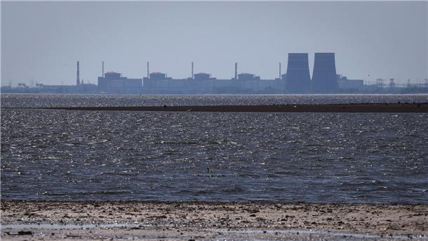 Das Kernkraftwerk Saporischschja im Hintergrund des flachen Kachowka-Stausees. Die Anlage ist seit 2022 unter russischer Besatzung.