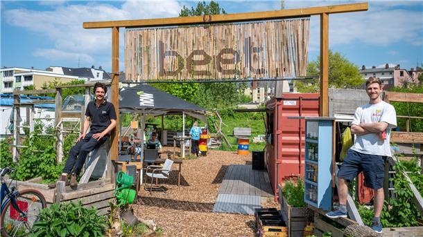 Das Kioskcafé „Das Beet“ auf dem Zollinlandplatz ist ein lebendiger Treffpunkt für alte und junge Menschen.