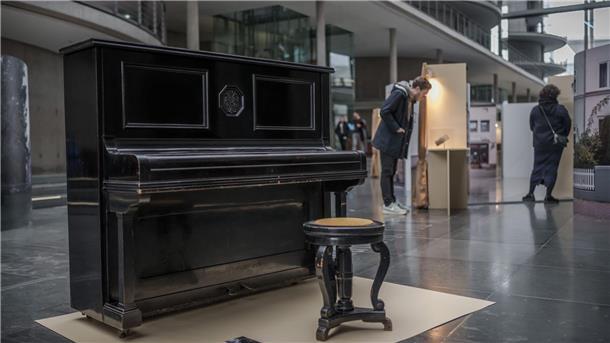 Berliner Schau zeigt Objekte aus Yad Vashem Das Klavier der Familie Margulies in der Ausstellung „Sechzehn Objekte - Siebzig Jahre Yad Vashem“ im Bundestag.
