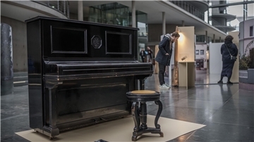 Das Klavier der Familie Margulies in der Ausstellung „Sechzehn Objekte - Siebzig Jahre Yad Vashem“ im Bundestag.