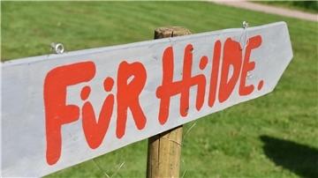 Ein Festival-Schild des Für Hilde