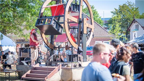 Das kleinste Riesenrad der Welt (hier ein Bild aus dem Jahr 2021), Handwerkliches und mittelalterliche Kulinarik gibt es im Freibeuterdorf zu entdecken. Foto: Hartman