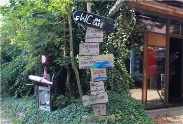 Wegweiser zu den verschiedenen Locations im Kliemannsland.