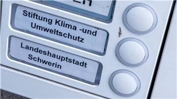 Das Klingelschild der Stiftung Klima- und Umweltschutz am Eingang eines Wohn- und Geschäftshauses. Die geplante Auflösung der Klimastiftung MV ist heftig umstritten.