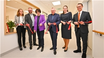 Das Klinikum Bremerhaven Reinkenheide (KBR) feiert den Neubau für  Kinderklinik und Kardiologie, „Haus K“: Gesundheitsdezernentin  Andrea Toense, Geschäftsführer Frank Kühl, Senatorin Claudia Bernhard, Bürgermeister Torsten Neuhoff, KBR-Geschäftsführerin Dr. Susanne Kleinbrahm und der Geschäftsführer der Pflege, Dr. Witiko Nickel, schneiden am Empfang in der Eingangshalle den Weg zur Station mit den Kinder-Zimmern frei 