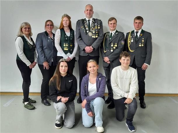 Gruppenfoto eines Schützenvereins: Das Königshaus (von links): hinten: Ute Hülstede, Sabrina Cornelius, Liesa Ratjen, Stefan Hülstede, Phil König; vorne: Isabella Schmidt, Melina Stromitzky und Felix Bannach (es feh-len Felix und Caroline Jöns).