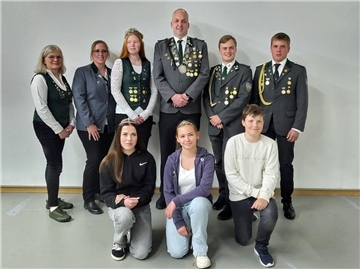 Gruppenfoto eines Schützenvereins: Das Königshaus (von links): hinten: Ute Hülstede, Sabrina Cornelius, Liesa Ratjen, Stefan Hülstede, Phil König; vorne: Isabella Schmidt, Melina Stromitzky und Felix Bannach (es feh-len Felix und Caroline Jöns).