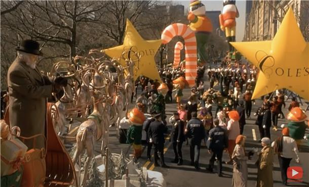 Das können die Amerikaner einfach: Eine Weihnachtsparade, die zu Herzen geht. Auf dem Schlitten: Richard Samuel Attenborough als angehender Weihnachtsmann.