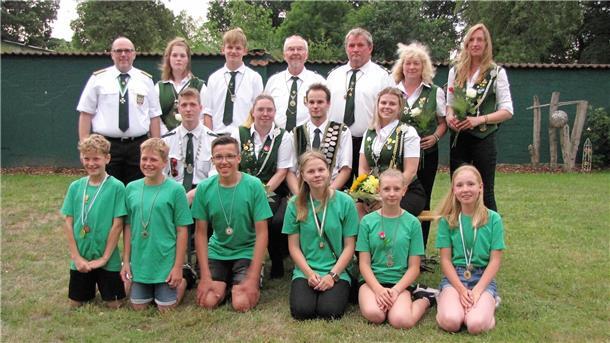 Schützenfest bei heißen Temperaturen: Königshaus wird von jungem König geführt Das komplette Nartumer Königshaus wird 2023/24 von dem jungen König Jonas Bunselmeier angeführt.