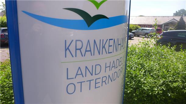 Samtgemeinde Land Hadeln gibt Anteile an Krankenhaus in Otterndorf ab Auf einem Schild vor dem Eingang steht Krankenhaus Land Hadeln Otterndorf. Die Samtgemeinde Land Hadeln will ihre Anteile an der Klinik abgeben.