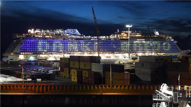  Kreuzfahrtschiff „Aroya“ Bremerhaven Abend