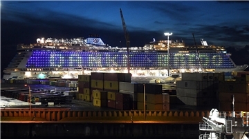  Kreuzfahrtschiff „Aroya“ Bremerhaven Abend