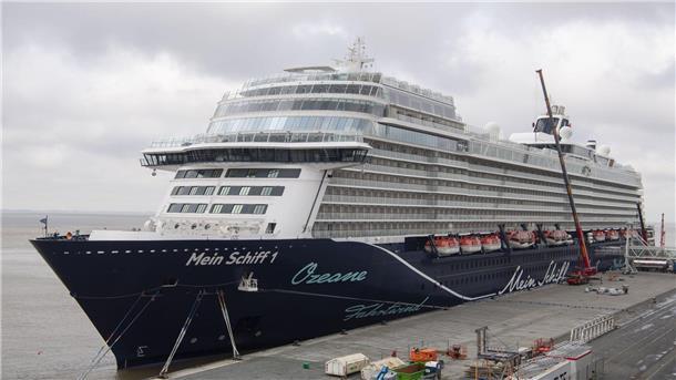 Das Kreuzfahrtschiff „Mein Schiff 1“ liegt an der Columbuskaje.