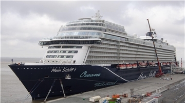 Das Kreuzfahrtschiff „Mein Schiff 1“ liegt an der Columbuskaje.