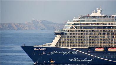 Das Kreuzfahrtschiff „Mein Schiff 2“ von TUI Cruises läuft in den französischen Mittelmeerhafen Marseille ein.