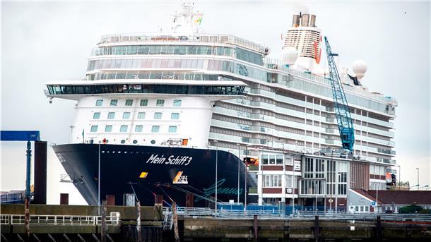 Das Kreuzfahrtschiff „Mein Schiff 3“ der Reederei TUI Cruises ist in Cuxhaven wegen eines positiven Corona-Tests unter Quarantäne gestellt worden.