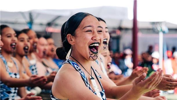 Neue Maori-Königin hält erste Rede nach dem Tod ihres Vaters Das Krönungsjubiläum wurde von traditionellen Tänzen begleitet.