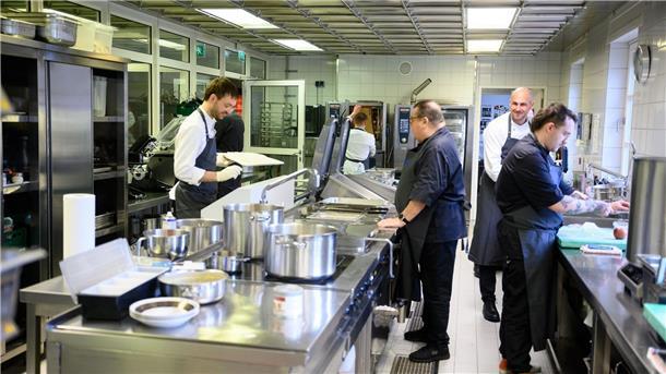 Jubelrufe und Fähnchen: Charles und Camilla in Berlin Das Küchenteam im Schloss Bellevue bereitet das Abendessen für das Staatsbankett zu Ehren von König Charles III. und seine Frau Camilla vor.