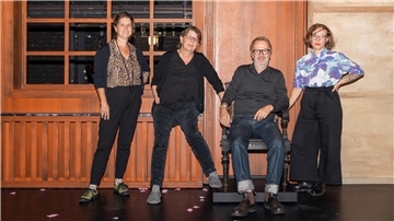Das künstlerische Team von „Sein oder Nichtsein“ (v. l.): Kostümbildnerin Jenny Schall, Regisseurin Johanna Schall, Bühnenbildner Sven Hansen und Dramaturgin Justine Wiechmann.