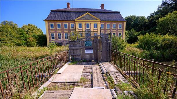 Das kulturgeschichtlich bedeutende Schloss Johannstorf im nordwestmecklenburgischen Dassow ist abgebrannt. (Archivbild)