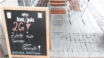 Schild vor einer Kneipe
